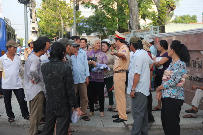 Dù lực lượng chức năng giải thích, thuyết phục chủ xe đưa xe vào các bãi đậu để tránh gây mất an toàn giao thông nhưng các xã viên nhất quyết không chịu