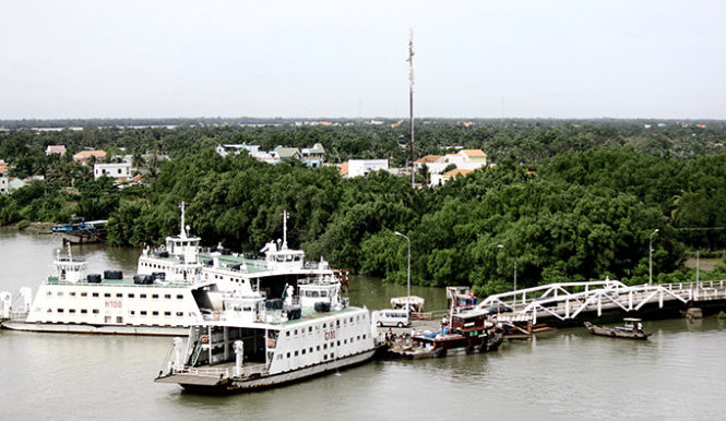 Trước đây người dân muốn đi từ TP.HCM, Long An đi thị xã Gò Công, Tiền Giang phải đi đường vòng xa gần 100km hoặc phải đi phà Mỹ Lợi này rất mất thời gian