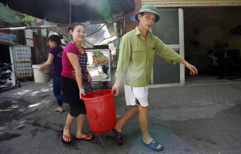 Sau sự cố vỡ đường ống, dân thủ đô khốn đốn vì mất nước kéo dài ảnh 2