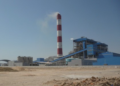 Nhiệt điện Vĩnh Tân 2 hoạt động gây ô nhiễm vì phải vận chuyển tro xỉ đi đổ khiến người dân bức xúc chặn xe trên đường.