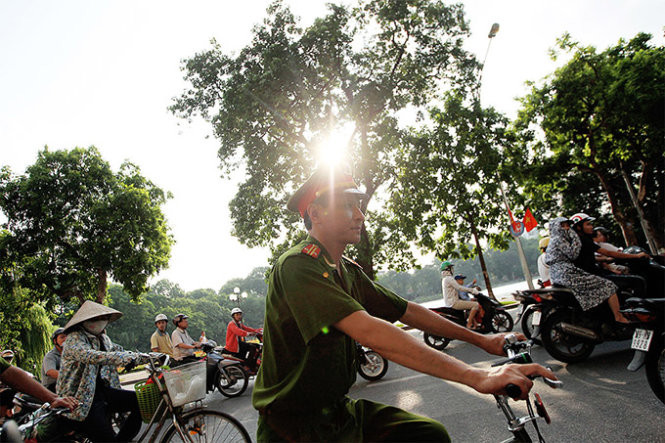 Hình ảnh lực lượng công an tuần tra bằng xe đạp thu hút sự tò mò khá lớn của người dân khi lưu thông trên đường- Ảnh: Nguyễn Khánh