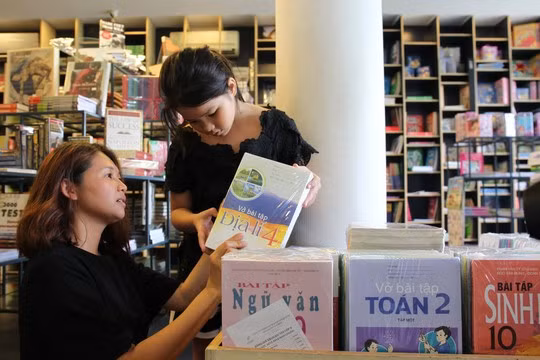 Phụ huynh học sinh mua sách giáo khoa chuẩn bị cho năm học mới