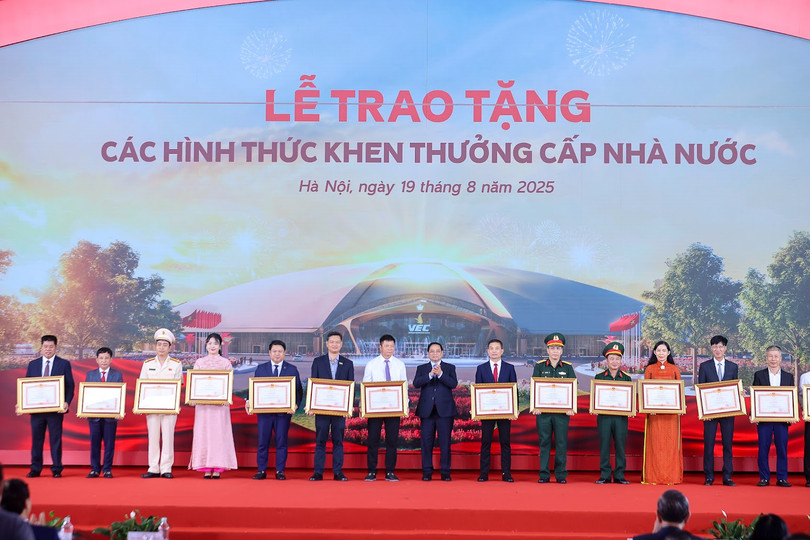 19-8 TTg trao khen thuong.jpg