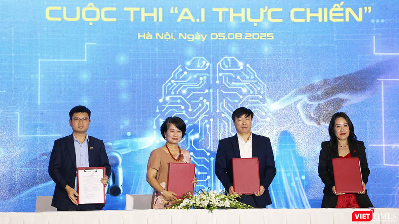 Đại diện các đơn vị ký kết hợp tác tổ chức cuộc thi.