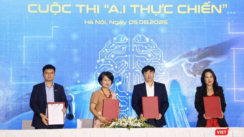 Đại diện các đơn vị ký kết hợp tác tổ chức cuộc thi.