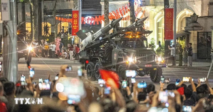 Đoàn diễu binh, diễu hành di chuyển trên đường phố trong buổi tổng hợp luyện lần thứ nhất. (Ảnh: Phạm Tuấn Anh/TTXVN)