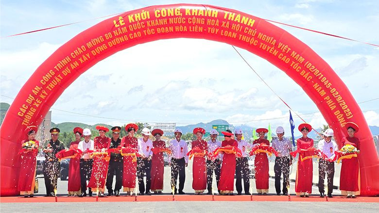 Sáng 19/8, Bộ Xây dựng phối hợp cùng UBND TP Đà Nẵng đã thông xe kỹ thuật tuyến cao tốc Hòa Liên - Túy Loan đoạn qua Đà Nẵng.