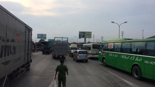 Trạm BOT quốc lộ 5 “tê liệt” vì tài xế lại dùng “chiêu” tiền lẻ ảnh 8