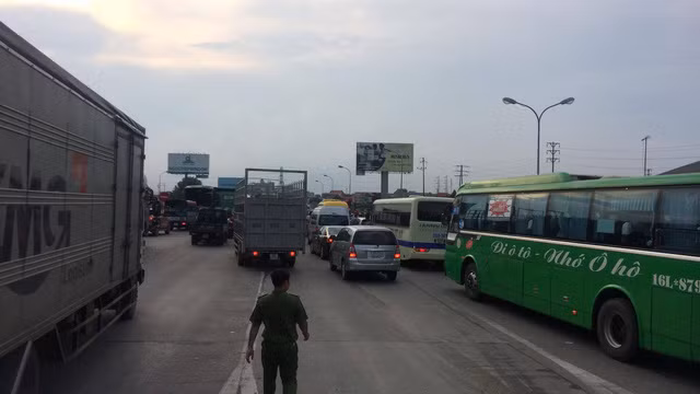 Trạm BOT quốc lộ 5 “tê liệt” vì tài xế lại dùng “chiêu” tiền lẻ ảnh 8