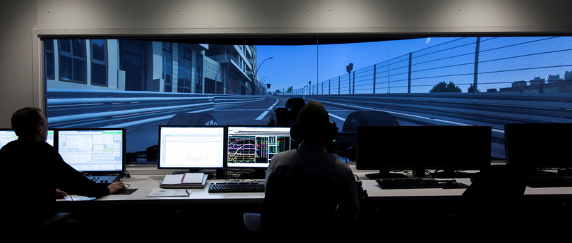 Đội đua Renault Sport F1 trong phòng điều khiển đua giả lập