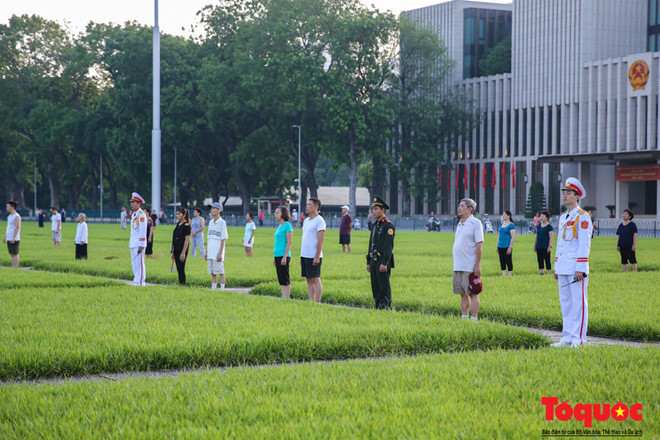Người dân đang tập thể dục từ xa cũng đứng nghiêm chào cờ. Thậm chí là những người đứng bên ngoài Quảng trường trong giây phút đặc biệt này cũng ngưng lại mọi hoạt động để hướng về lá cờ của Tổ quốc đang tung bay.
