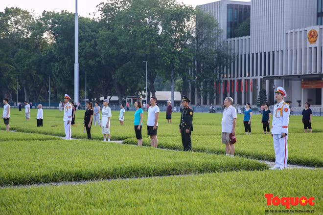 Người dân đang tập thể dục từ xa cũng đứng nghiêm chào cờ. Thậm chí là những người đứng bên ngoài Quảng trường trong giây phút đặc biệt này cũng ngưng lại mọi hoạt động để hướng về lá cờ của Tổ quốc đang tung bay.
