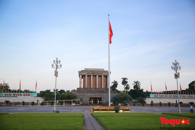 Khác với những ngày bình thường, đêm ngày 1/9, Quốc kì không được kéo xuống, để lá cờ mãi được tung bay trong ngày độc lập. Vì thế lễ chào cờ diễn ra không có nghi thức kéo cờ.