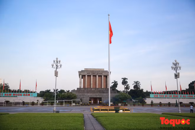 Khác với những ngày bình thường, đêm ngày 1/9, Quốc kì không được kéo xuống, để lá cờ mãi được tung bay trong ngày độc lập. Vì thế lễ chào cờ diễn ra không có nghi thức kéo cờ.