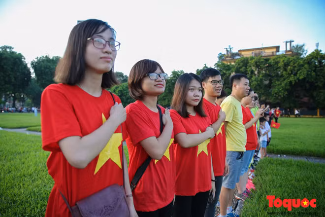 Hàng trăm con tim đang có mặt tại Quảng trường Ba Đình lịch sử đều hướng về lễ đài với tấm lòng thành kính và biết ơn trước lá cờ đỏ sao vàng của Tổ quốc.