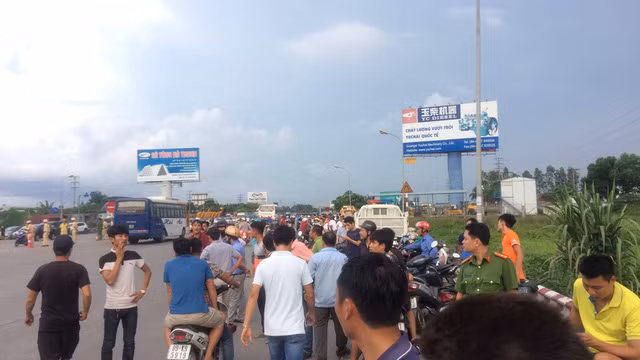  Người dân tập trung đông khu vực quanh trạm thu phí. 
