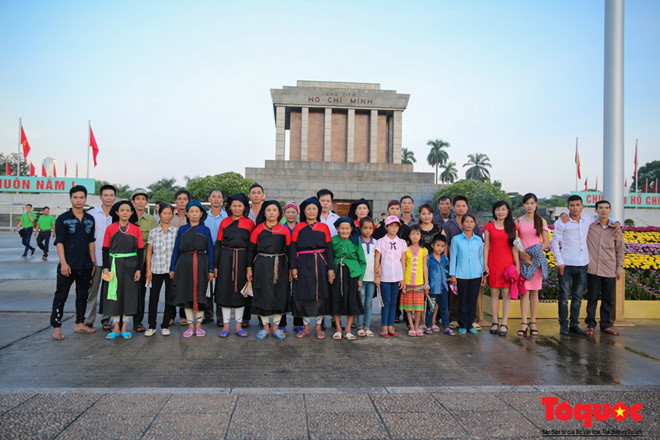 Đoàn dân tộc Cao Lan hơn 60 người từ Hàm Yên (Tuyên Quang), do ông La Văn Đinh làm trưởng đoàn, có mặt rất sớm tại Quảng trường Ba Đình để dự lễ chào cờ ngày Quốc khánh 2/9.