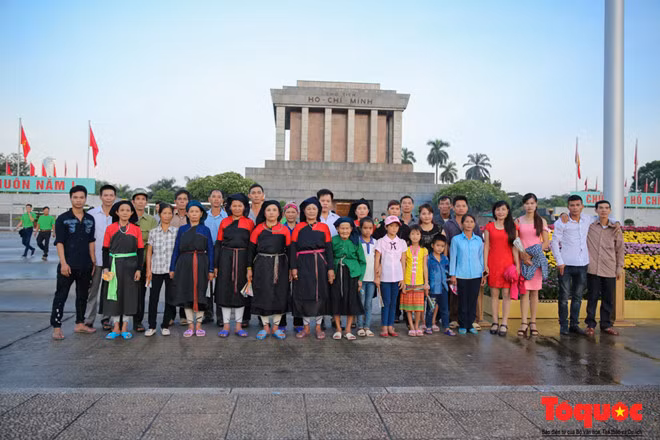 Đoàn dân tộc Cao Lan hơn 60 người từ Hàm Yên (Tuyên Quang), do ông La Văn Đinh làm trưởng đoàn, có mặt rất sớm tại Quảng trường Ba Đình để dự lễ chào cờ ngày Quốc khánh 2/9.