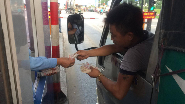 Trạm BOT quốc lộ 5 “tê liệt” vì tài xế lại dùng “chiêu” tiền lẻ ảnh 6