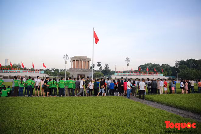 5h30 sáng, như thường lệ có rất nhiều người tập thể dục trên quảng trường Ba Đình. Nhưng dường như hôm nay, 2/9, số người có mặt tại đây đông hơn hẳn.