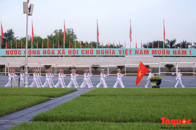 Đoàn đi một vòng ra phía trước theo tiếng nhạc của ca khúc 