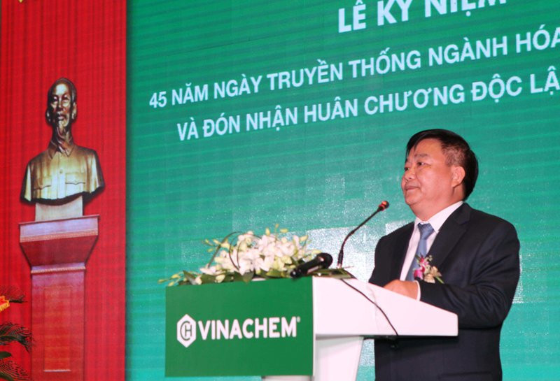 Ông Nguyễn Anh Dũng đọc diễn văn 45 truyền thống VINACHEM. Nguồn: Tạp chí Công thương 