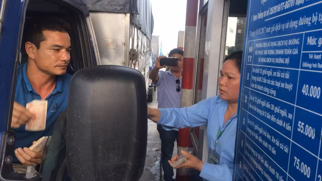  Sau gần 1 ngày tạm lắng, chiều nay các tài xế lại dùng chiêu tiền lẻ để phản đối mức phí cao trên QL 5. 