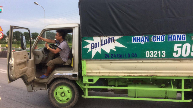 Một tài xế tên Toàn vờ xe bị chết máy và định gọi xe cẩu đến để cẩu xe...