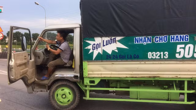 Một tài xế tên Toàn vờ xe bị chết máy và định gọi xe cẩu đến để cẩu xe...