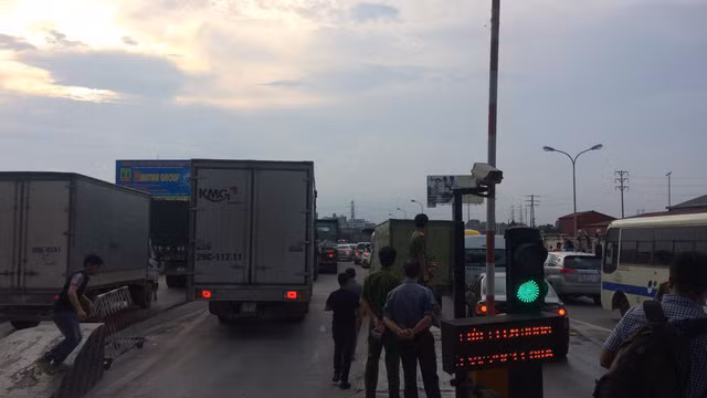  Tình hình giao thông tại trạm đang khá hỗn loạn. 