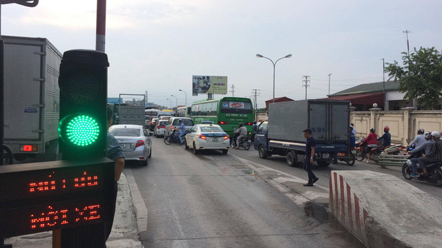  Xả trạm do giao thông quá ách tắc và hỗn loạn. 