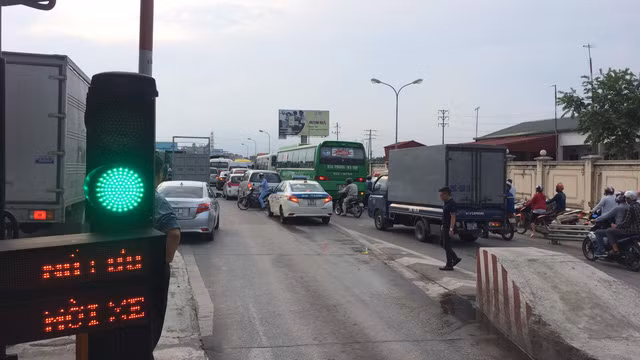  Xả trạm do giao thông quá ách tắc và hỗn loạn. 