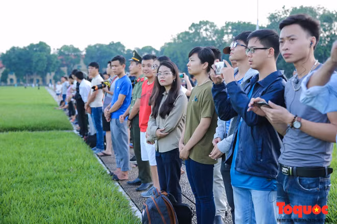 Trong ngày lễ trọng đại của đất nước, người dân đến đây không chỉ để dạo chơi mà để được chứng kiến lễ chào cờ thiêng liêng, trang trọng nhất trong năm.