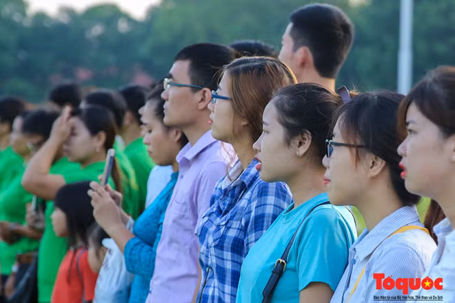 Những bạn trẻ cất vang tiếng hát.