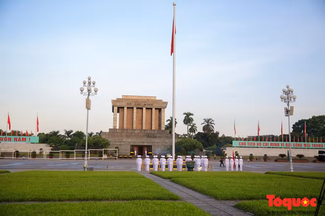 Trong giây phút thiêng liêng khi Quốc ca được ngân lên cùng lá cờ Tổ quốc trên bầu trời...
