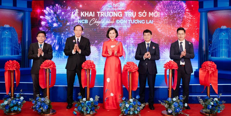 Cắt băng khai trương trụ sở mới NCB.jpg