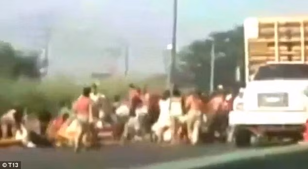 Khủng hoảng kinh tế, dân Venezuela chặn xe tải cướp gà.