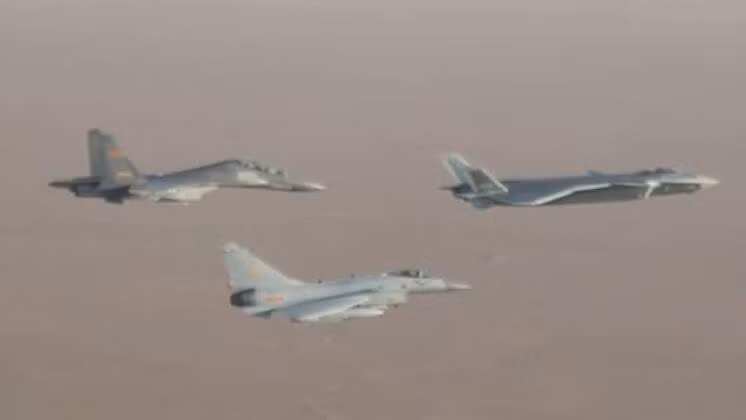 J-20 bay cùng với J-10C và J-16 (Ảnh: Military Watch Magazine)