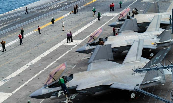 Hình ảnh những chiếc máy bay F-35C trang bị trên trên tàu sân bay USS Carl Vinson các vệt màu nâu đỏ (rỉ sét) loang rộng trên lưng và cánh của máy bay (Ảnh: Military Watch Magazine)