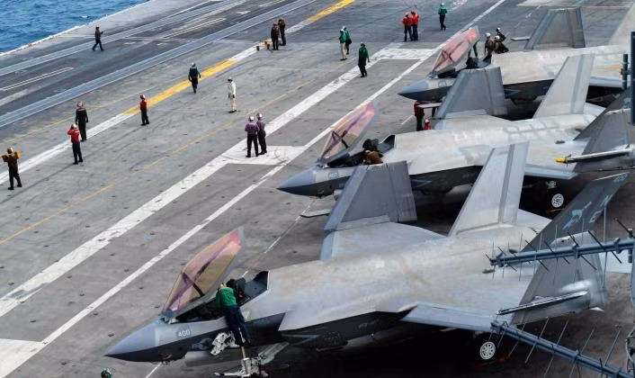 Hình ảnh những chiếc máy bay F-35C trang bị trên trên tàu sân bay USS Carl Vinson các vệt màu nâu đỏ (rỉ sét) loang rộng trên lưng và cánh của máy bay (Ảnh: Military Watch Magazine)