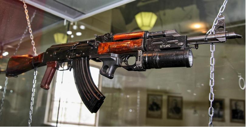 AKM - phiên bản nâng cấp của khẩu AK-47 (Ảnh: RBTH)