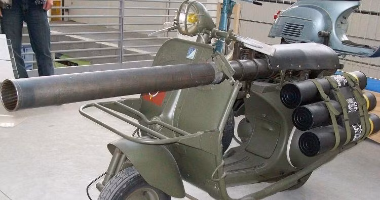 Bazooka Vespa (Ảnh: Unbelievable-facts)