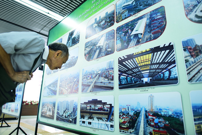 Dân Hà Nội háo hức đi xem đoàn tàu đô thị trên cao ảnh 1