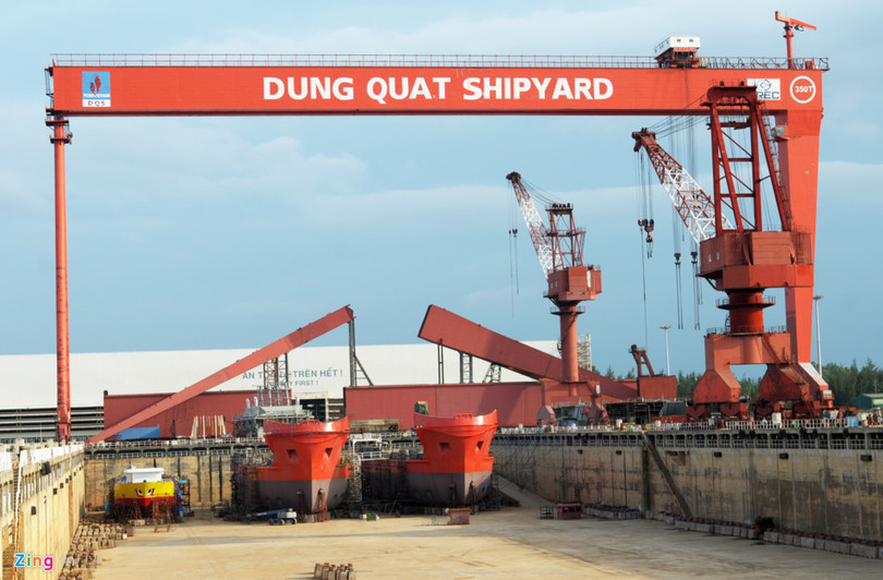 Can canh nha may dong tau vat lon giua 'nui no nan' hinh anh 12