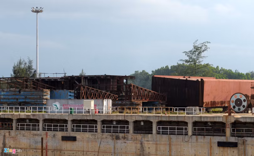 Can canh nha may dong tau vat lon giua 'nui no nan' hinh anh 5