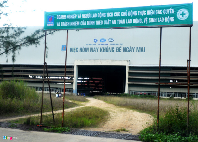 Can canh nha may dong tau vat lon giua 'nui no nan' hinh anh 7