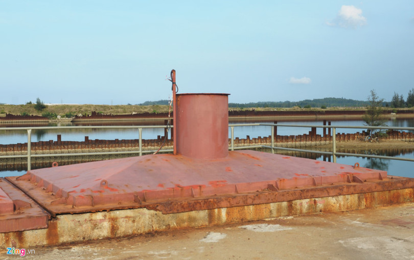 Can canh nha may dong tau vat lon giua 'nui no nan' hinh anh 3