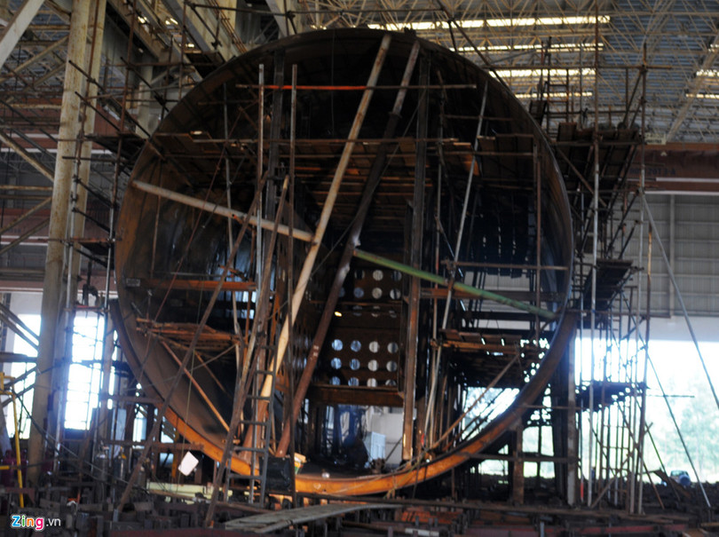 Can canh nha may dong tau vat lon giua 'nui no nan' hinh anh 9