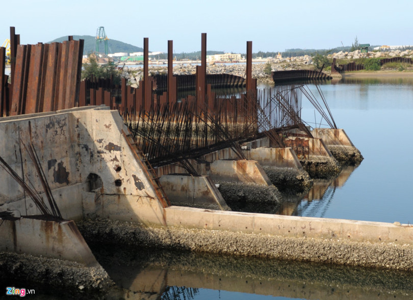 Can canh nha may dong tau vat lon giua 'nui no nan' hinh anh 4