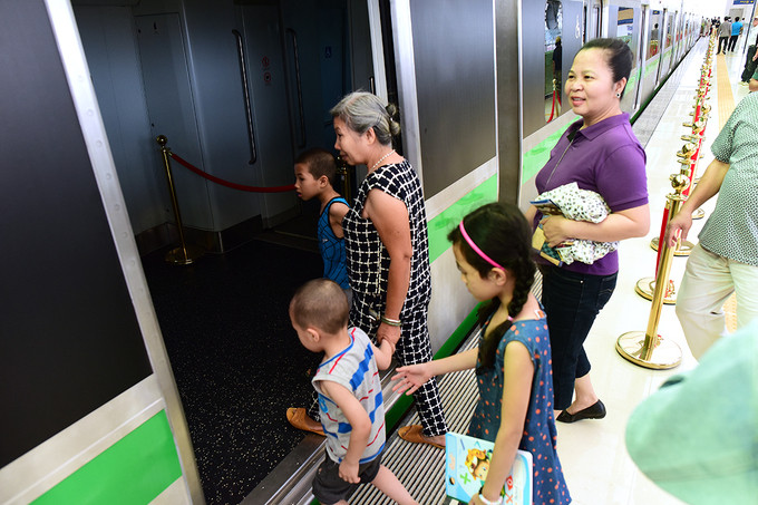 Dân Hà Nội háo hức đi xem đoàn tàu đô thị trên cao ảnh 4